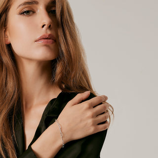 Sterling silver bracelet featuring several shiny rectangular rings with a hammered finish by Gexist®