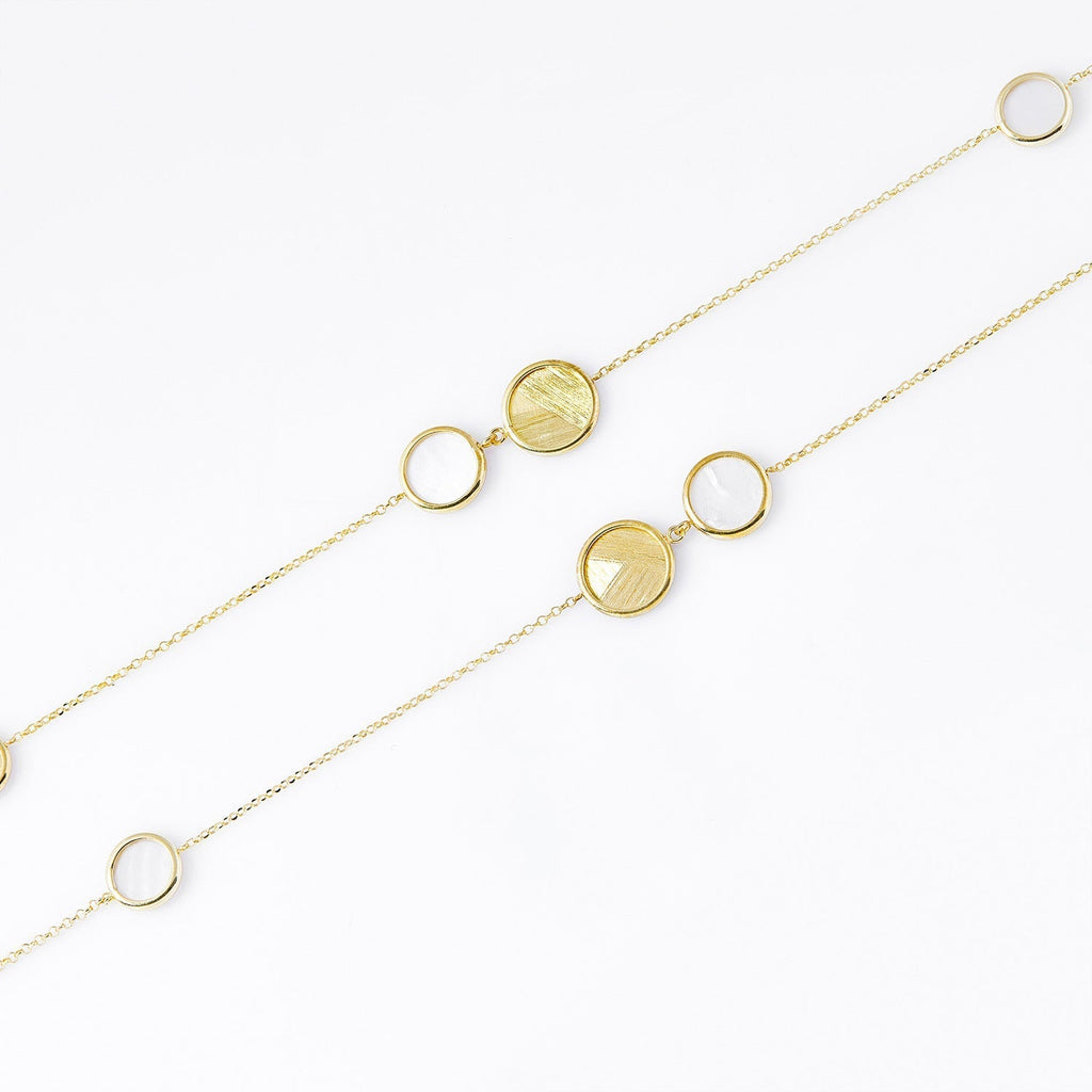 Necklace in Sterling silver with yellow gold plating composed of brushed discs and mother-of-pearl discs, which give it a special finesse by Gexist®