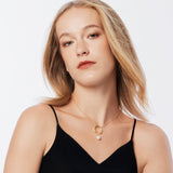 Necklace made of Sterling silver with yellow gold plating with a pendant consisting of a shiny bow, to which a pearl is attached by a fine chain by Gexist®