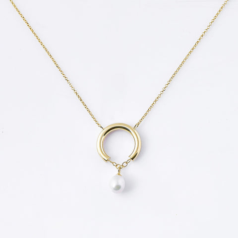 Necklace made of Sterling silver with yellow gold plating with a pendant consisting of a shiny bow, to which a pearl is attached by a fine chain by Gexist®
