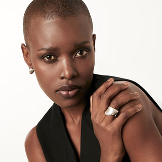 Sterling Silver ring in the shape of a wave with a brushed finish and composed of a gradient of Zircon by Gexist®