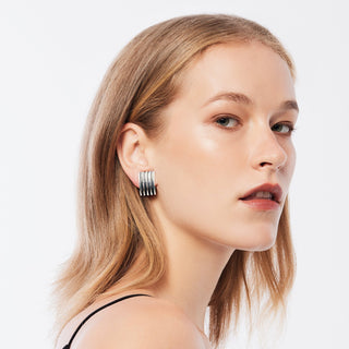 Sterling silver clip-on earrings in the shape of a slightly curved rectangle, with a contrast between shiny and oxidised by Gexist®