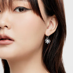Sterling silver earrings with a small daisy flower by Gexist®