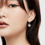 Sterling silver earrings with a small daisy flower by Gexist®