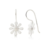 Sterling silver earrings with a small daisy flower by Gexist®