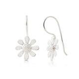 Sterling silver earrings with a small daisy flower by Gexist®