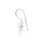 Sterling silver earrings with a small daisy flower by Gexist®
