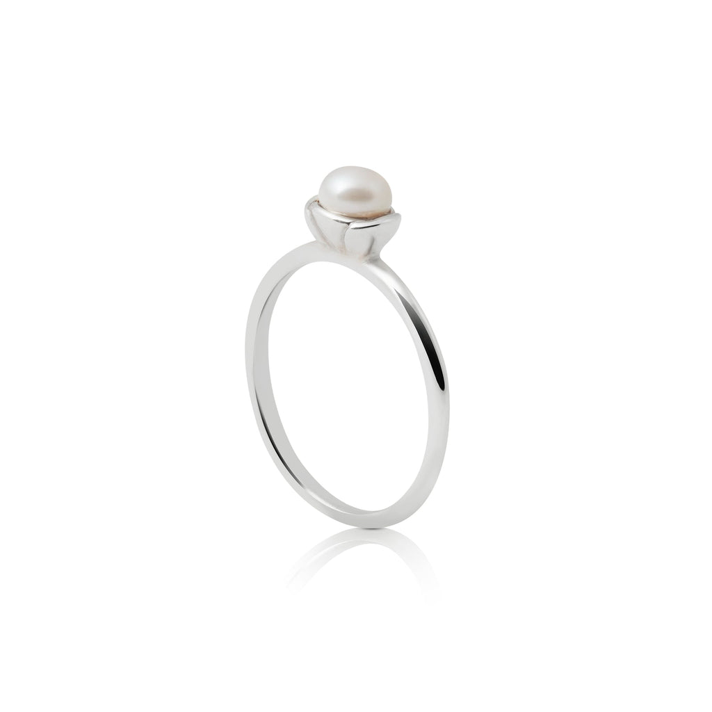 Sterling silver ring with a freshwater pearl by Gexist®
