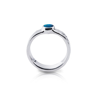 Sterling silver ring with a hammered finish and set with a doublet Opal (round 4.5mm) by Gexist®