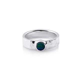Sterling silver ring with a hammered finish and set with a doublet Opal (round 4.5mm) by Gexist®