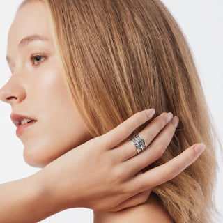 Sterling silver ring with a shiny and oxidised finish, revealing beautiful patterns by Gexist®