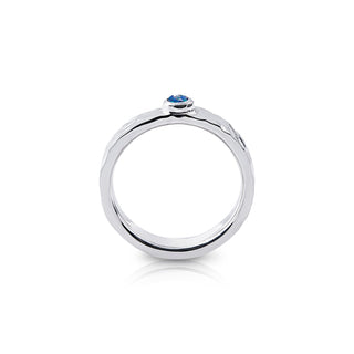 Sterling silver ring with a shiny hammered finish, adorned with a doublet Opal (round 2mm) by Gexist®