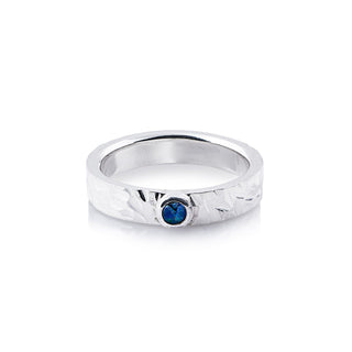 Sterling silver ring with a shiny hammered finish, adorned with a doublet Opal (round 2mm) by Gexist®
