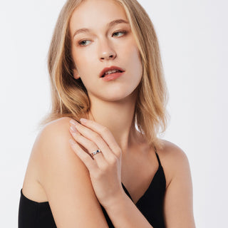 Sterling silver ring with a shiny hammered finish, adorned with a doublet Opal (round 4mm) by Gexist®