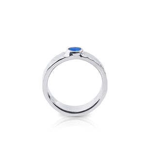 Sterling silver ring with a shiny hammered finish, adorned with a doublet Opal (round 4mm) by Gexist®