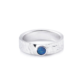 Sterling silver ring with a shiny hammered finish, adorned with a doublet Opal (round 4mm) by Gexist®