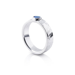 Sterling silver ring with a shiny hammered finish, adorned with a doublet Opal (round 4mm) by Gexist®