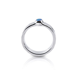 Sterling silver ring with a shiny hammered finish, adorned with an oval doublet Opal (3x5mm) by Gexist®