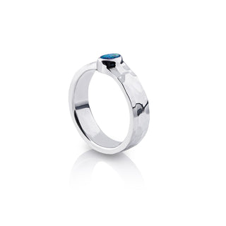 Sterling silver ring with a shiny hammered finish, adorned with an oval doublet Opal (3x5mm) by Gexist®