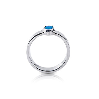 Sterling silver ring with a shiny hammered finish, adorned with an oval doublet Opal (4x8mm) by Gexist®