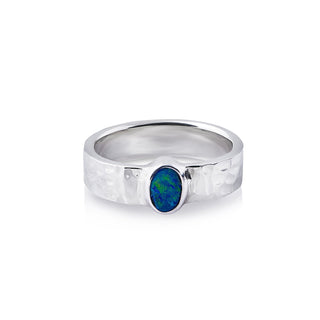 Sterling silver ring with a shiny hammered finish, adorned with an oval doublet Opal (4x8mm) by Gexist®