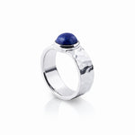 Sterling silver ring with a shiny hammered finish, set with a Lapis lazuli round cab (8mm) by Gexist®