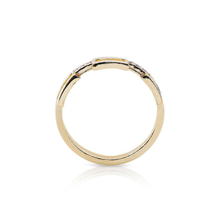 Sterling silver ring with yellow gold plating that combines a modern rectangular design with a delicate touch of brilliance from the zircons by Gexist®