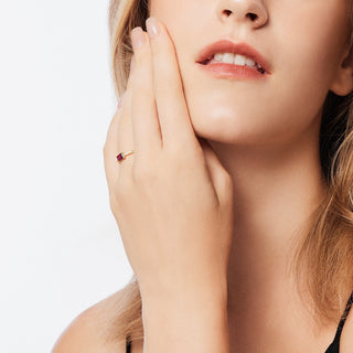 Sterling silver ring with yellow gold plating that combines the elegance of garnet (4x6mm) and the brilliance of zircon on a shiny and polished ring by Gexist®