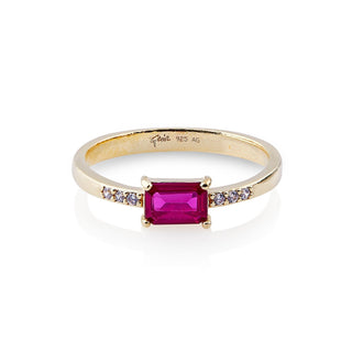 Sterling silver ring with yellow gold plating that combines the elegance of garnet (4x6mm) and the brilliance of zircon on a shiny and polished ring by Gexist®