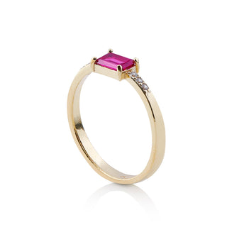 Sterling silver ring with yellow gold plating that combines the elegance of garnet (4x6mm) and the brilliance of zircon on a shiny and polished ring by Gexist®