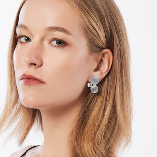 Sterling silver stud earrings, composed of 3 satin discs, with a volume effect given by their slight curvature by Gexist®